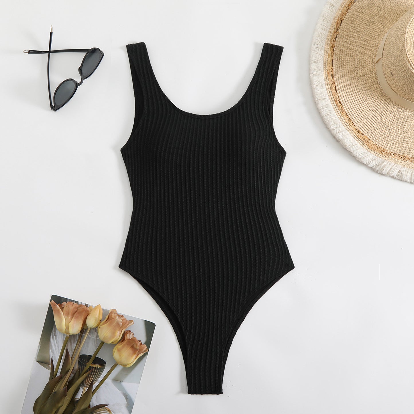 Dame jumpsuit badeshorts i moderne ribdesign med højt skåret benudskæring Stilla