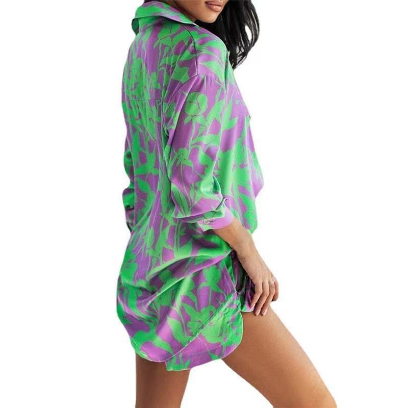 Dame afslappet skjortekjole med farverigt blomstermønster og smart krave Stiila