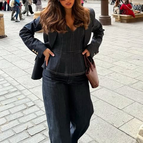 Dame Denim Blazer i elegant snit med dekorative knapdetaljer og praktiske lommer Stilla