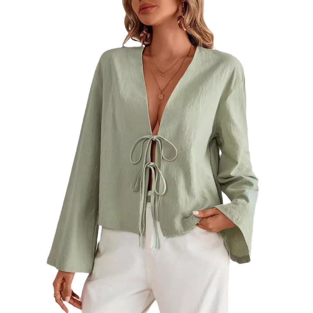 Dame afslappet bluse med dyb V-halsudskæring og snørebånd detalje Stilla