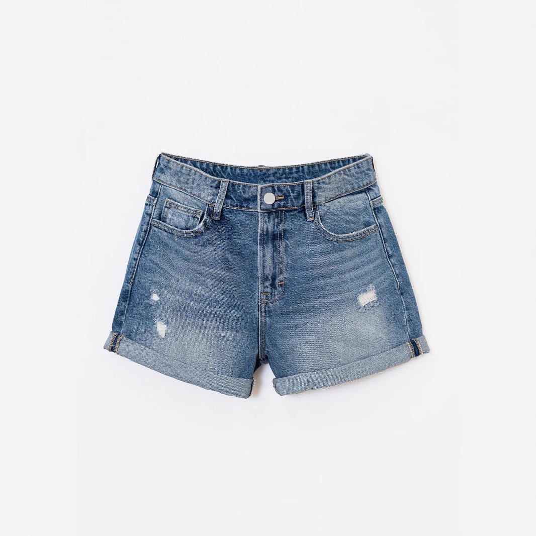 Dame fashionable destroyed denim shorts med opsmøget kant og casual detaljer Stilla