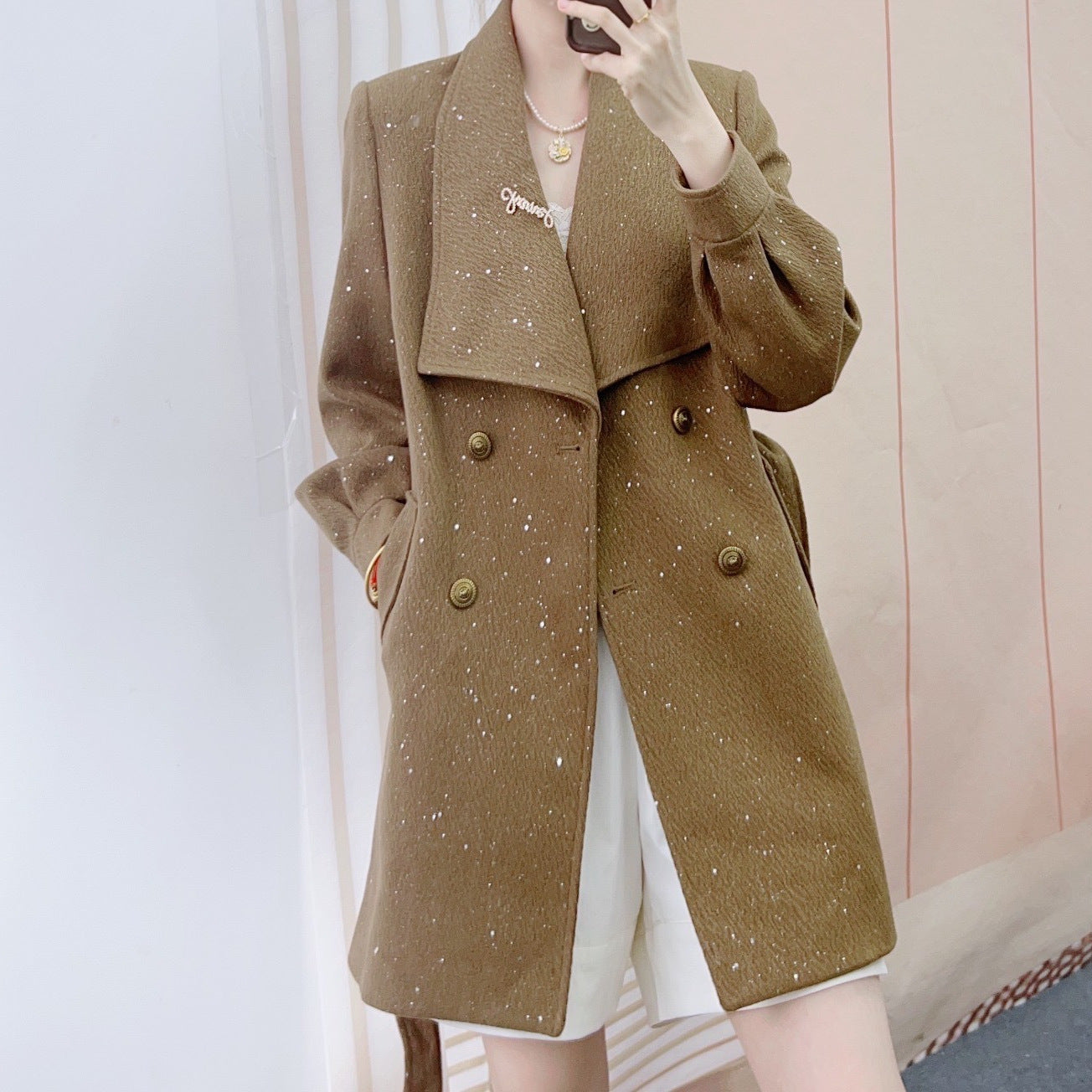 Dame dobbeltstrenget uldfrakke med elegant revers og stilfulde knapdetaljer Stilla