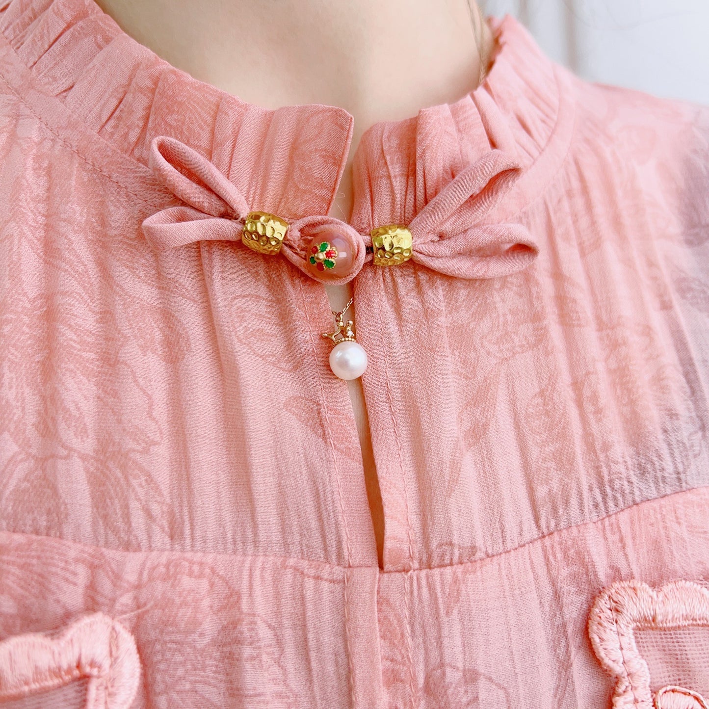 Dame elegant bluse med florale broderier og knapdetalje Stilla