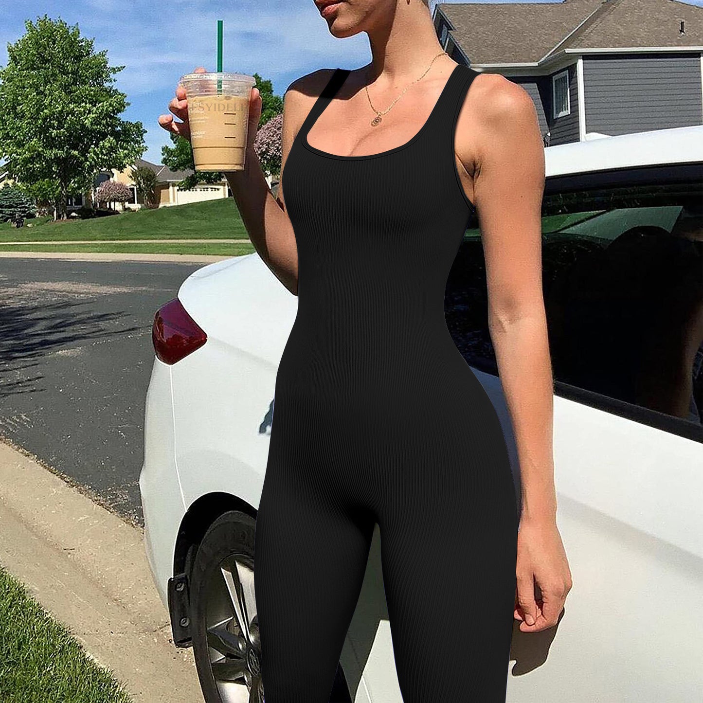 Dame strik-jumpsuit med figursyet snit og trendy ribstruktur Stilla