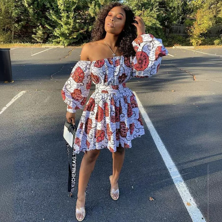 Dame elegant asymmetrisk kjole med blomsterinspirerede prints og tætsiddende design Stilla