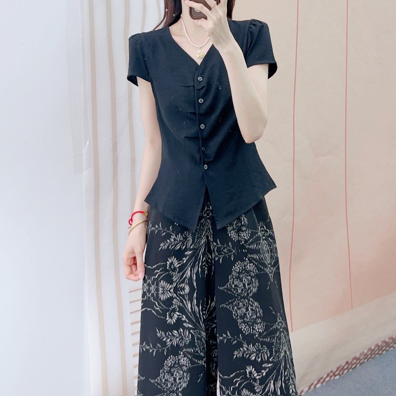 Dame Elegant og figurtilpasset bluse med blomsterprint og bred buksedragt Stilla