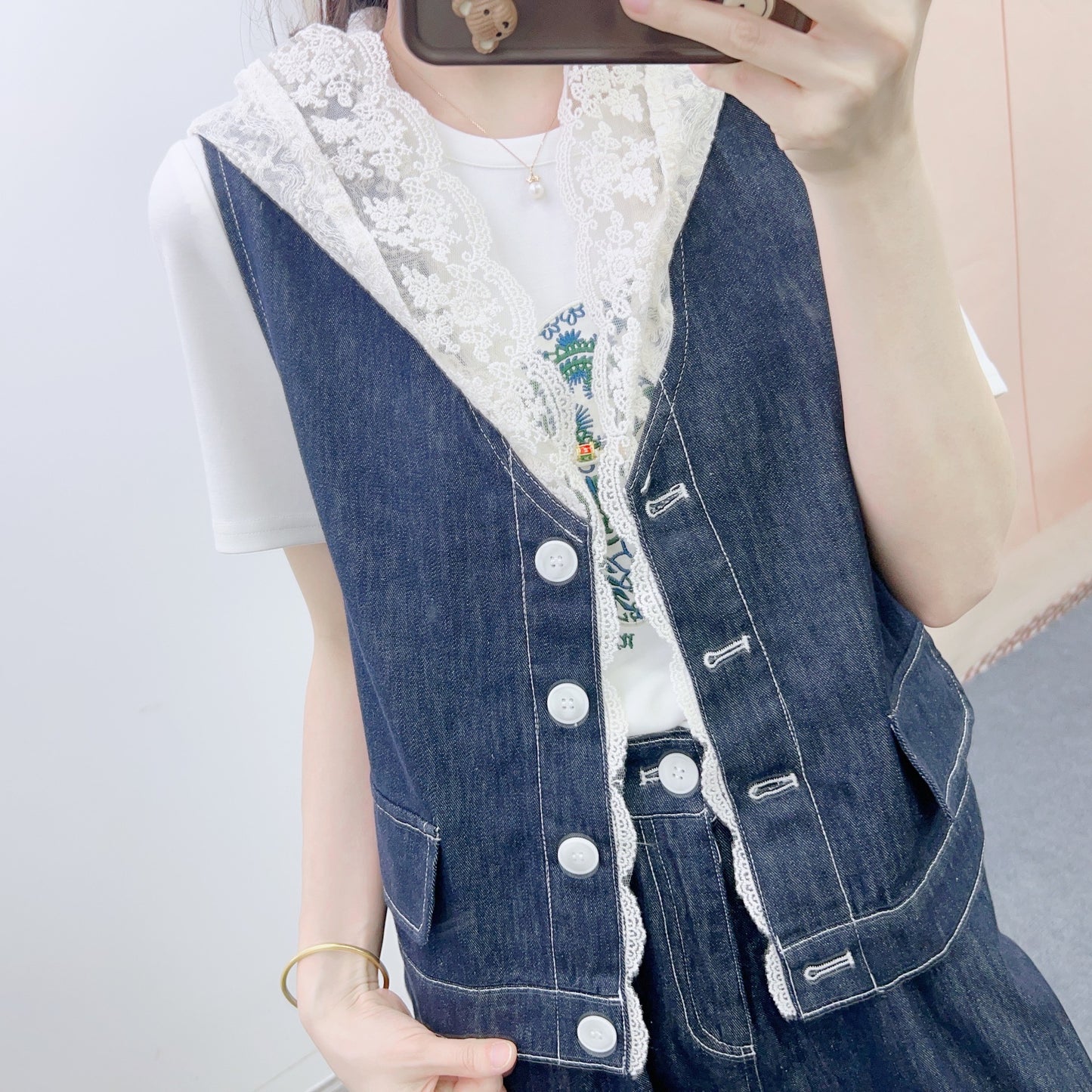 Dame Denim-Overall med dekorativ knaplukning og moderigtige accenter Stilla