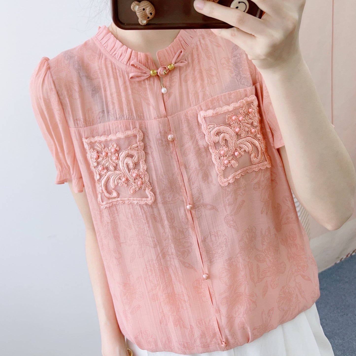 Dame elegant bluse med florale broderier og knapdetalje Stilla