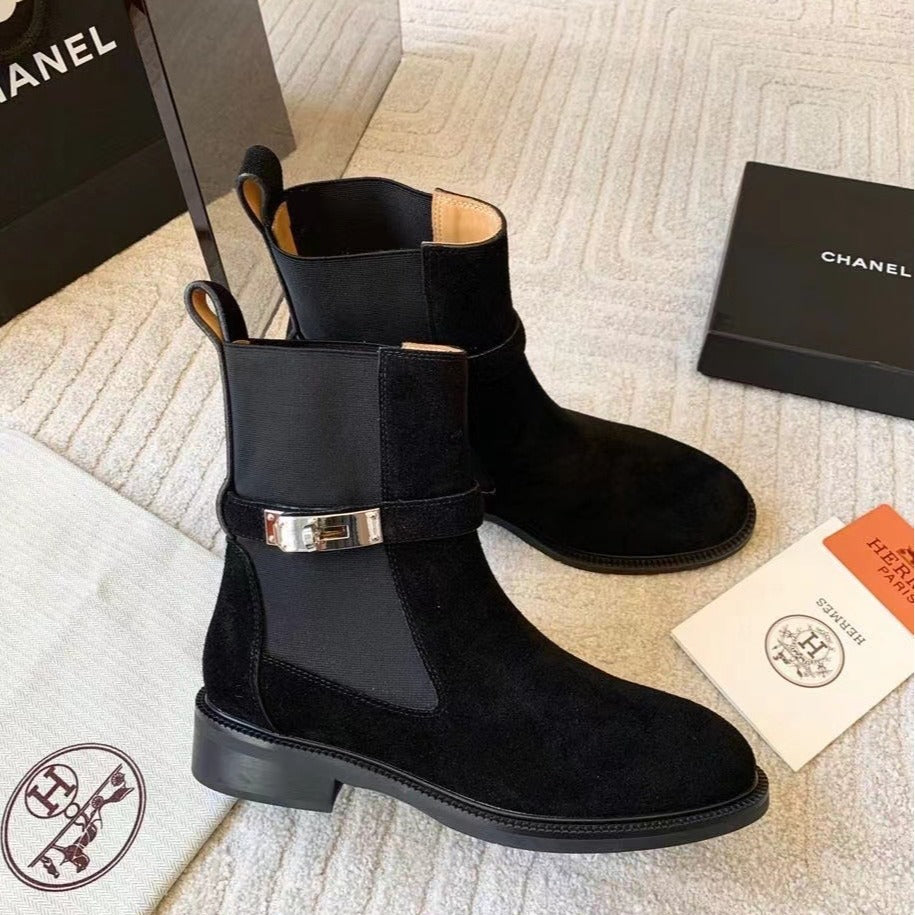 Femme Elegante Suedes-Ankelstøvler med Stilfuld Hardware Stilla