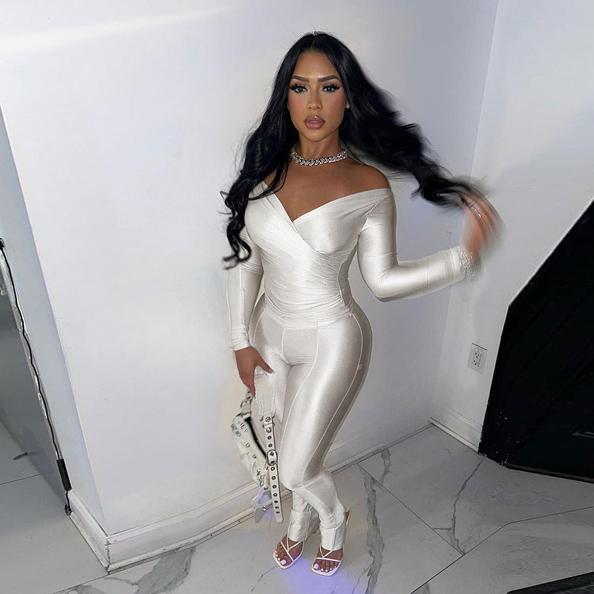 Dame glamorøs langærmet jumpsuit i v mostrando stil med figursyet snit Stilla