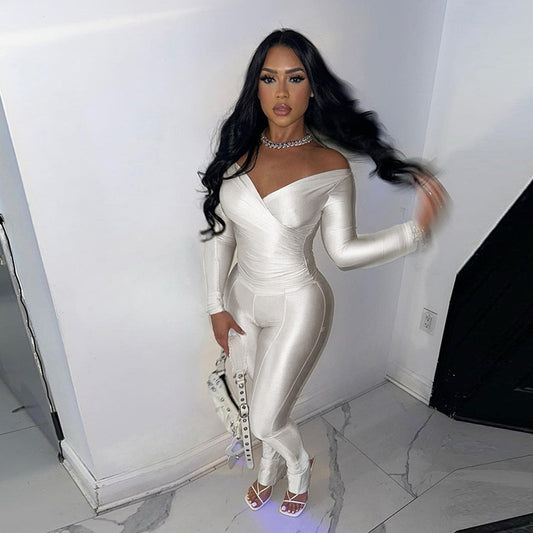 Dame glamorøs langærmet jumpsuit i v mostrando stil med figursyet snit Stilla