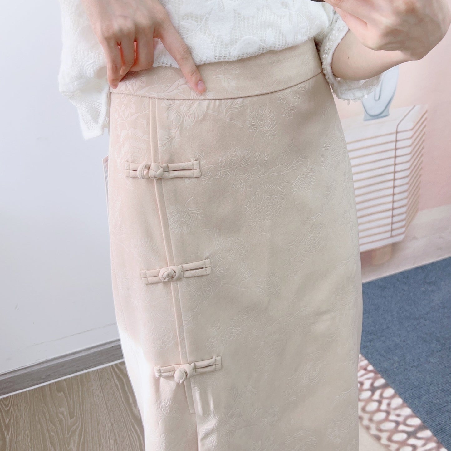 Dame Elegant blyantskørt med kunstneriske knapdetaljer og moderne fold Stilla