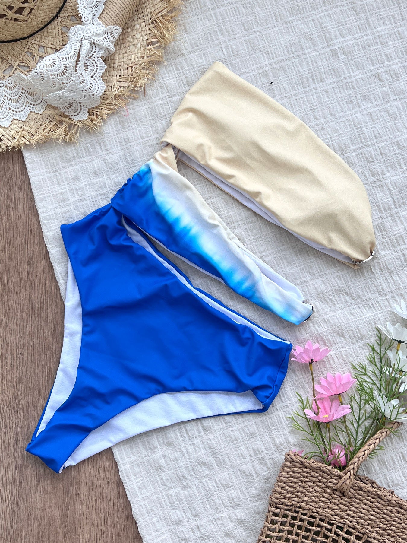 Dame Bikini-sæt med elegant bandeau-overdel og kontrasterende trusser Stilla