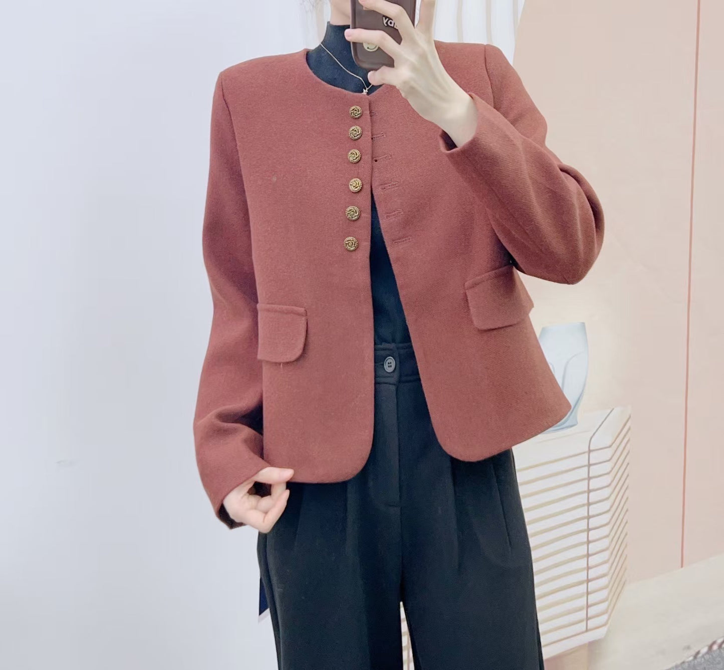 Dame elegant blazerjakke med skinnende knapdetaljer og praktiske lommer Stilla