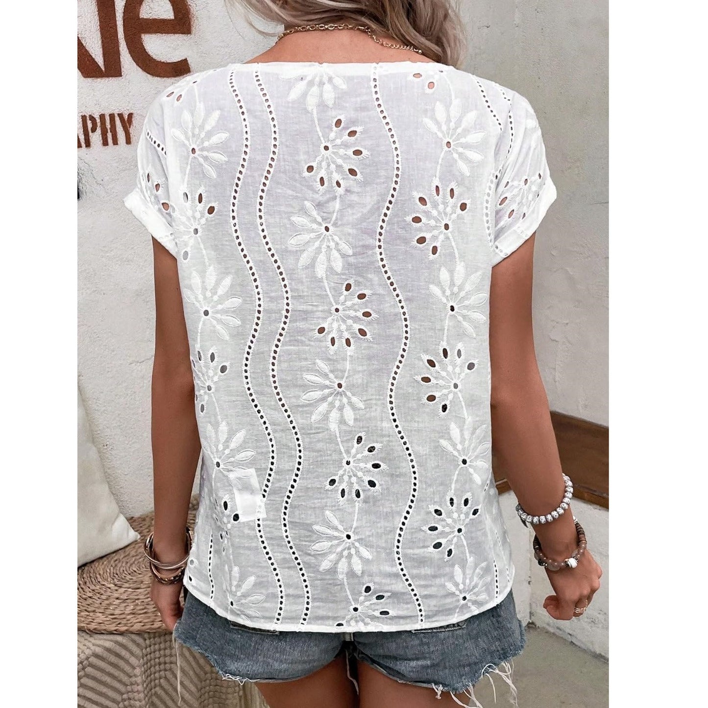 Dame elegant bluse med floral hulmønster og korte ærmer Stilla