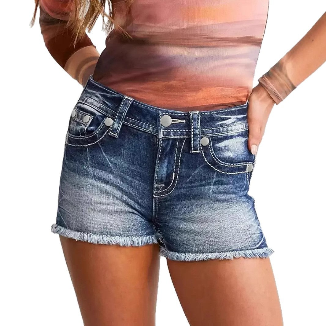 Dame denim-shorts i moderne distressed stil med frynsede kanter Stilla