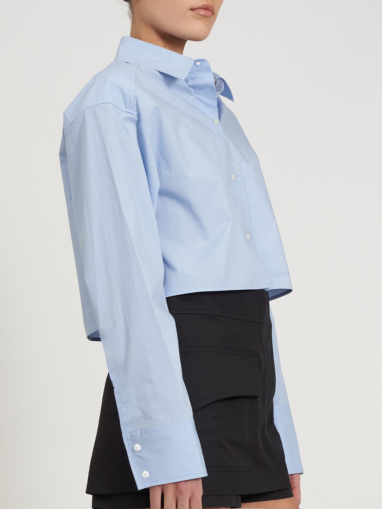 Dame cropped skjorte med moderne V-udskæring og praktisk brystlomme Stilla