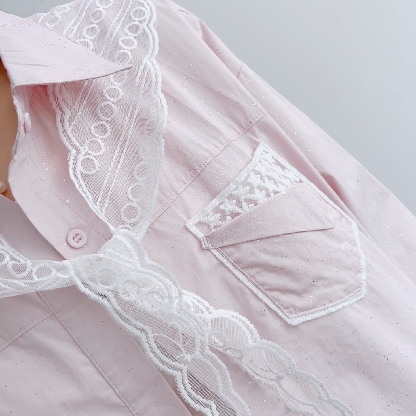 Dame elegant bluse med kunstneriske flæsedetaljer Stilla