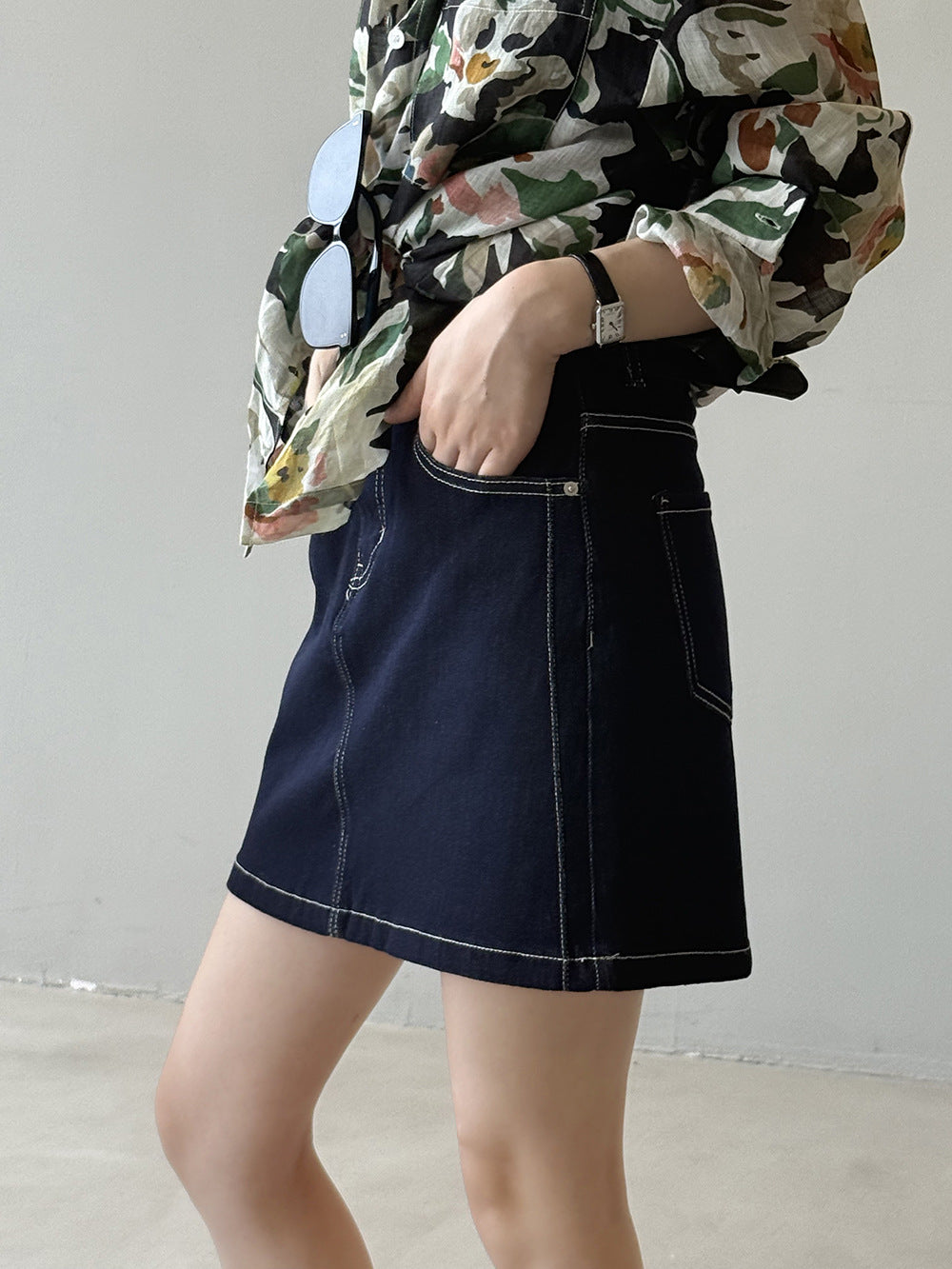 Dame Denim-nederdel med aftageligt bælte og klassisk snit Stilla