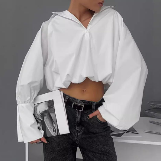 Dame cropped bluse med voluminøse ærmer og elegant høj krave Stilla
