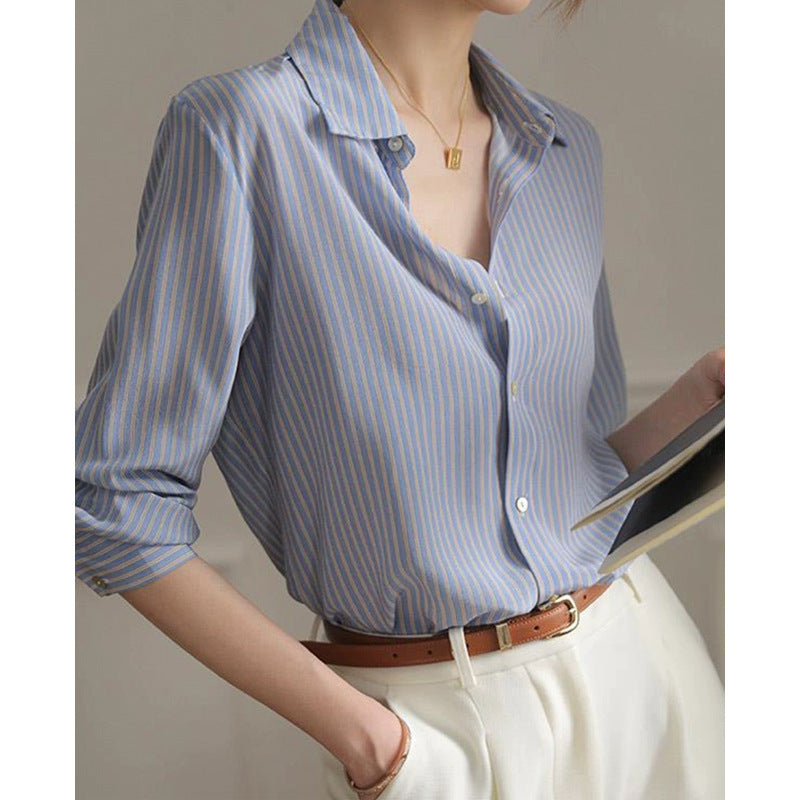 Dame afslappet bluse med fine striber og elegant krave Stilla