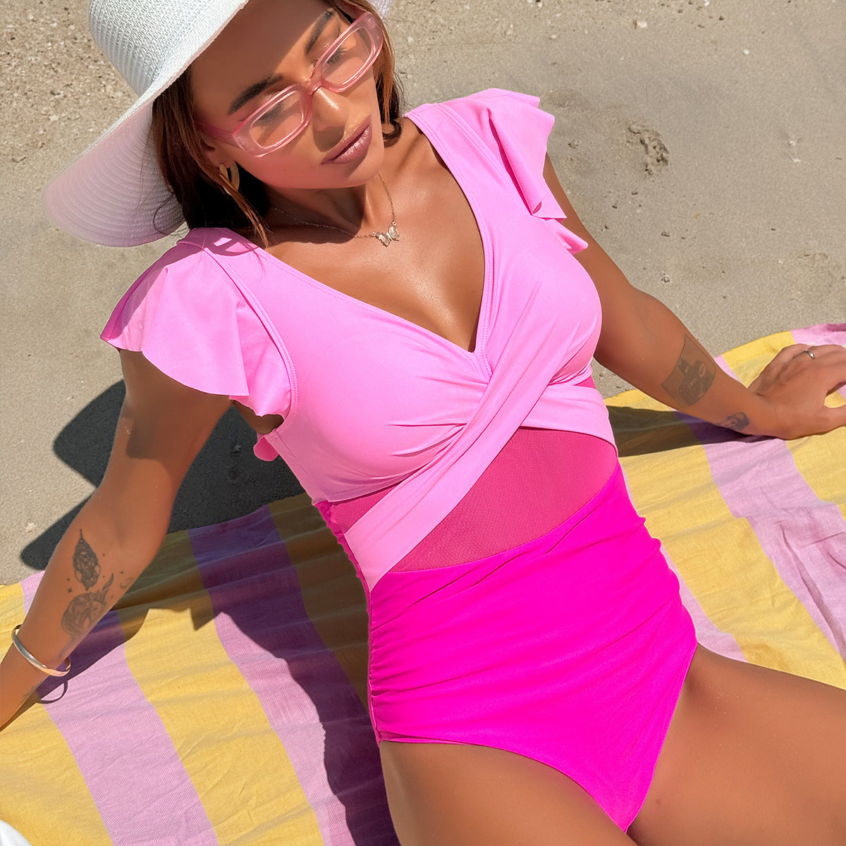 Dame Elegant Én-delt Badetøj med stilfulde Ruffles detaljer og innovativt Indpakningsdesign Stilla