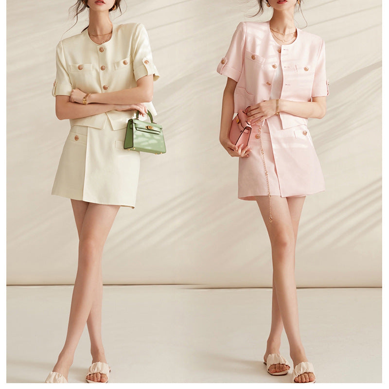 Dame elegant blazer-sæt med korte ærmer og gyldne knapdetaljer Stilla