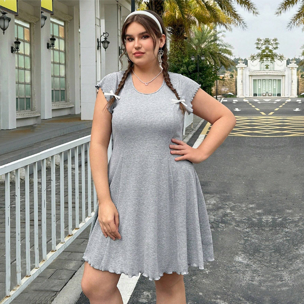 Dame afslappet crossover-kjole med legende flæsedetaljer og rund halsudskæring Stilla