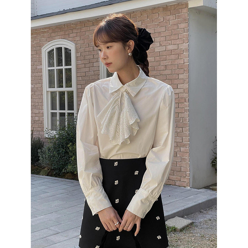 Dame elegant bluse med flæsedetalje og moderne knaplukning Stilla