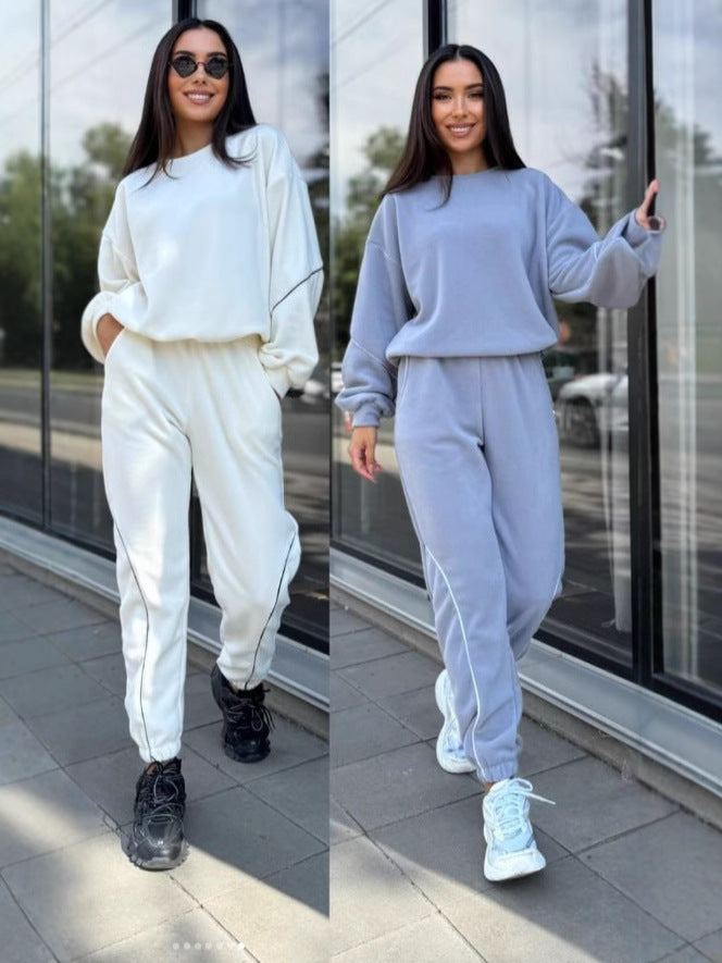 Dame afslappet fritidssæt med løs pasform og dekorerende kontrastsyninger Stilla