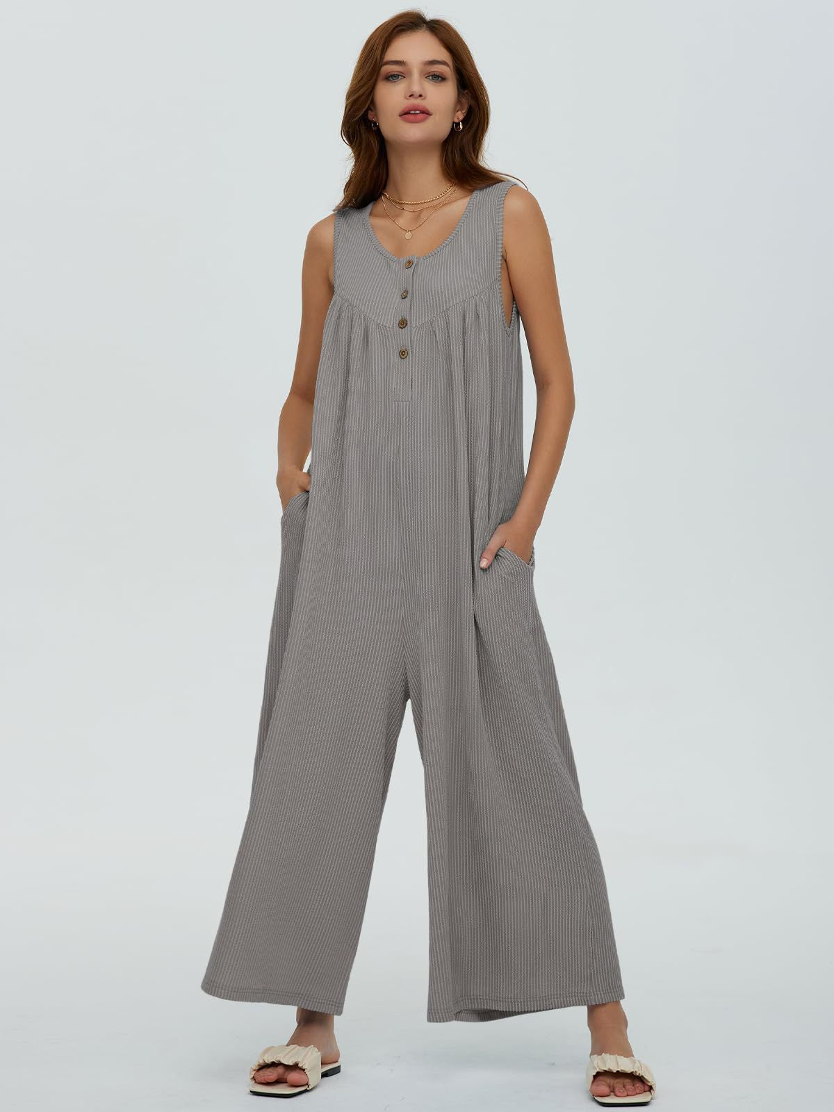 Dame afslappet jumpsuit med vidde ben og knapdetaljer Stilla