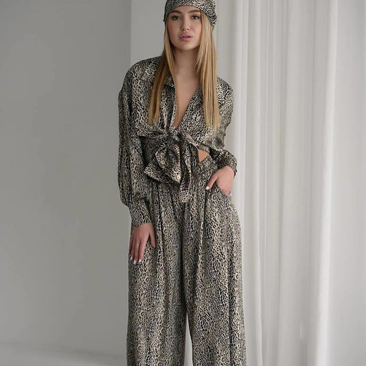 Dame jumpsuit med dyremønster og flot bindebælte Stilla