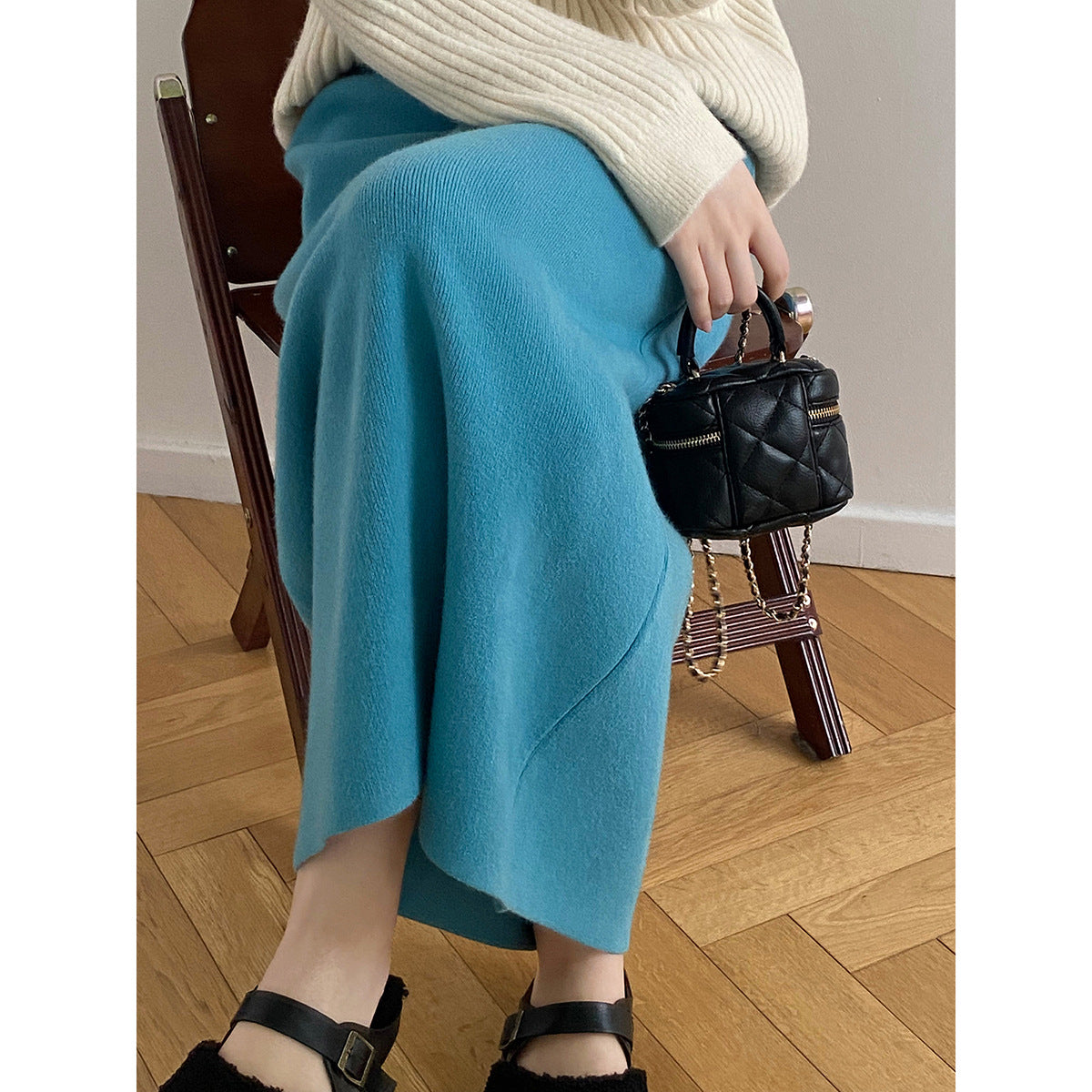 Dame Maxiskirt i blødt flydende materiale med asymmetrisk kant og elegant snit Stilla