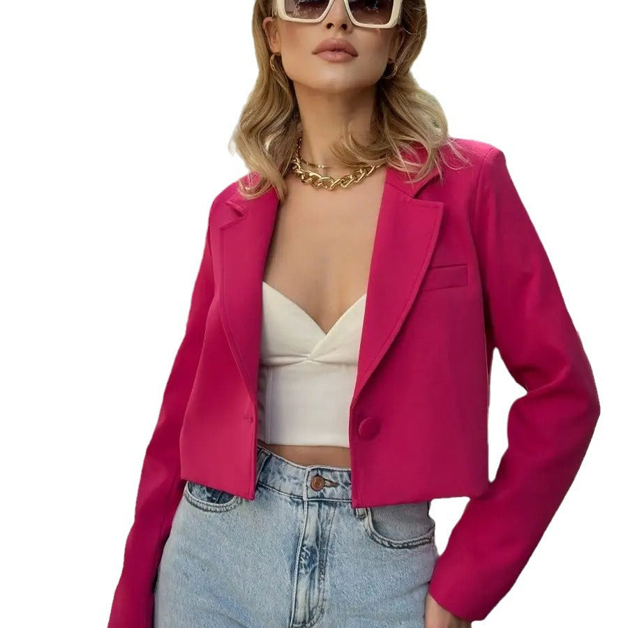 Dame Cropped Blazer med elegant revers og minimalistisk knapliste Stilla