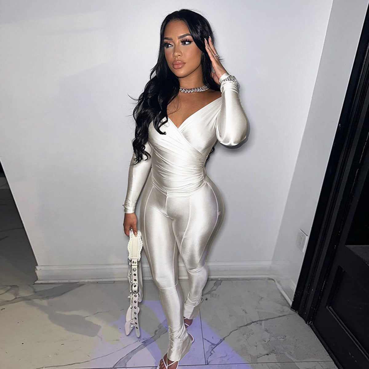 Dame glamorøs langærmet jumpsuit i v mostrando stil med figursyet snit Stilla