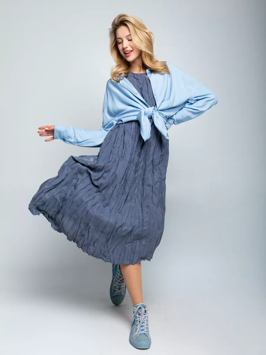 Dame afslappet midikjole i let stof med plissering og kort ærme Stilla