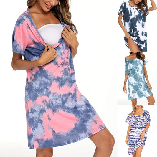 Dame afslappet kortærmet kjole med moderne batiktryk og praktiske knapdetaljer Stilla