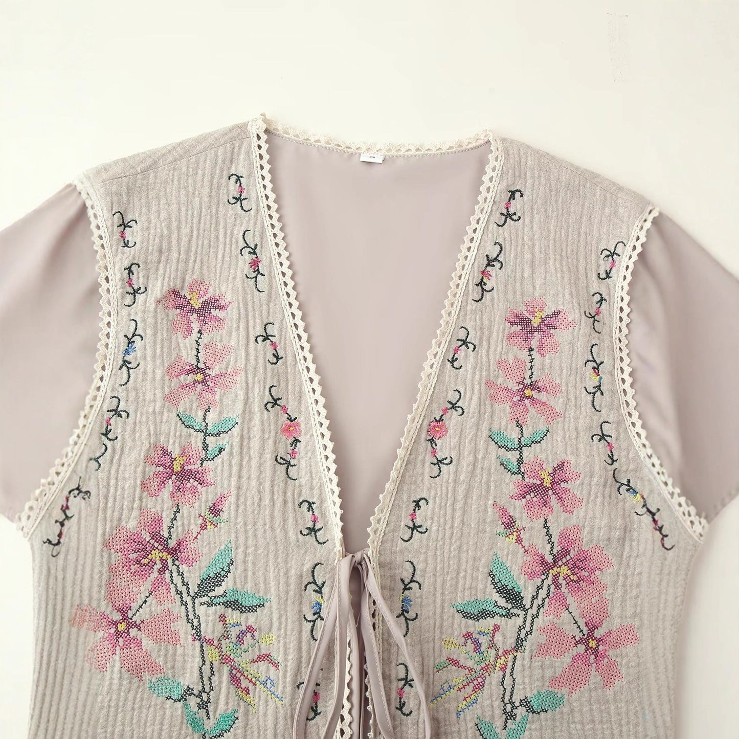 Damer broderet vest med fine flæsedetaljer Stilla