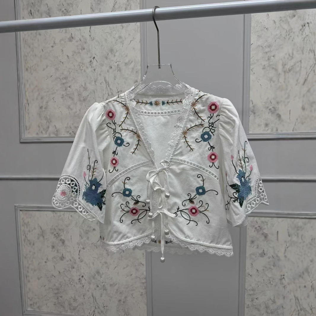 Dame Delikat broderet bluse med rynkedetaljer og snoretræk Stilla