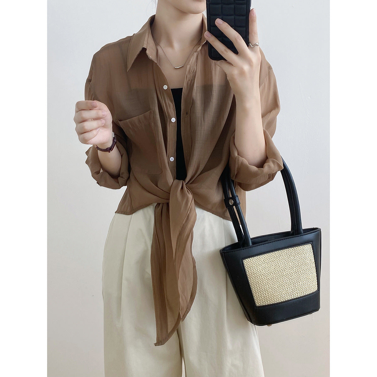 Dame elegant bluse med snoet kant og praktisk brystlomme Stilla