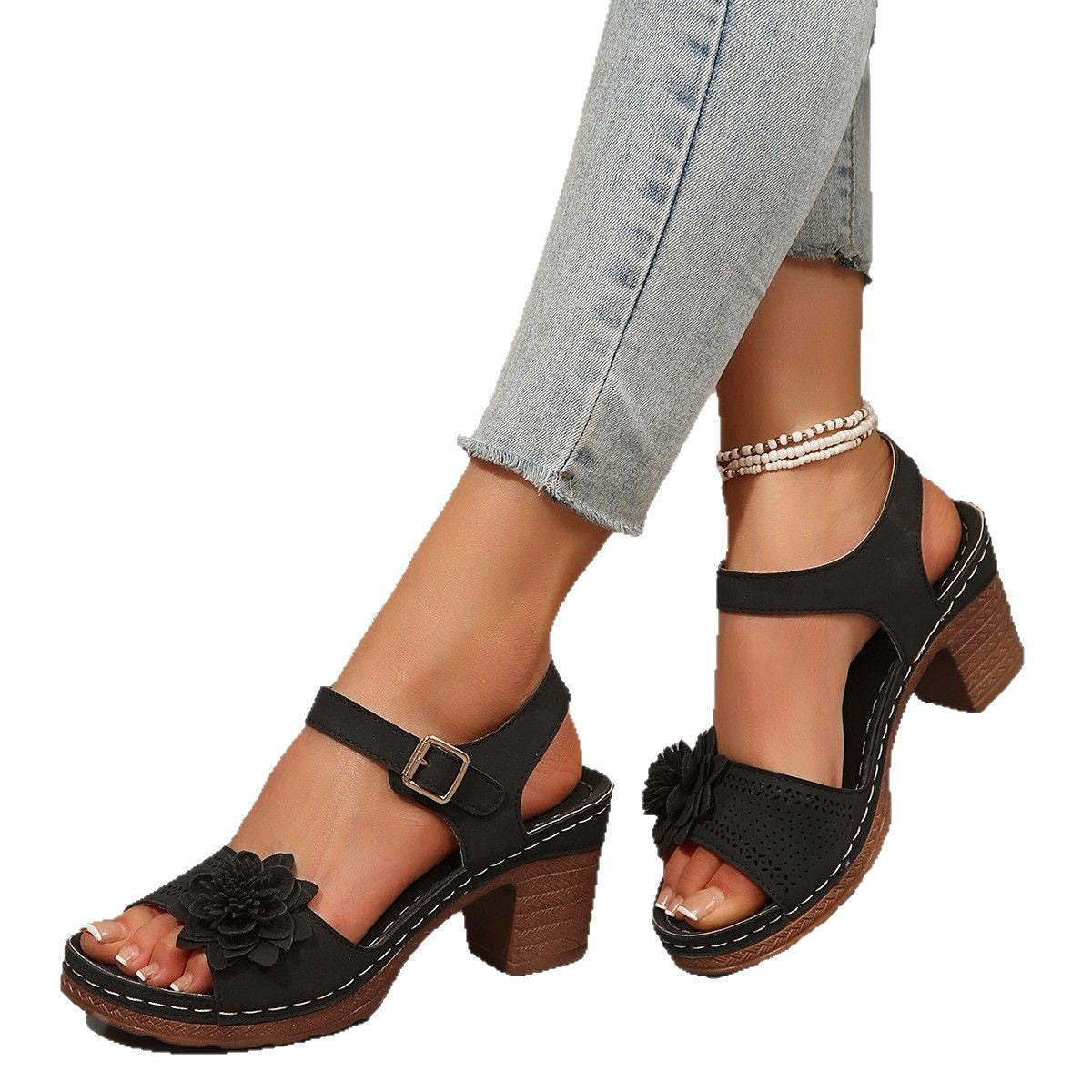 Dame åbne sandaler med florale applikationer og moderigtig blokhæl Stilla