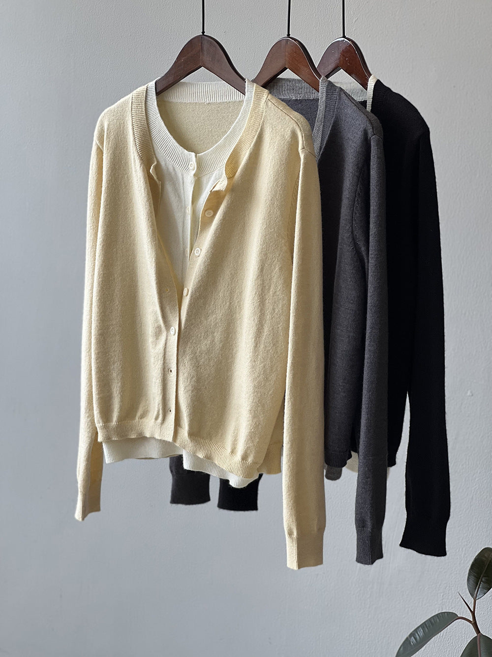 Dame afslappet cardigan lavet af fin strikkvalitet med knaplukning Stilla