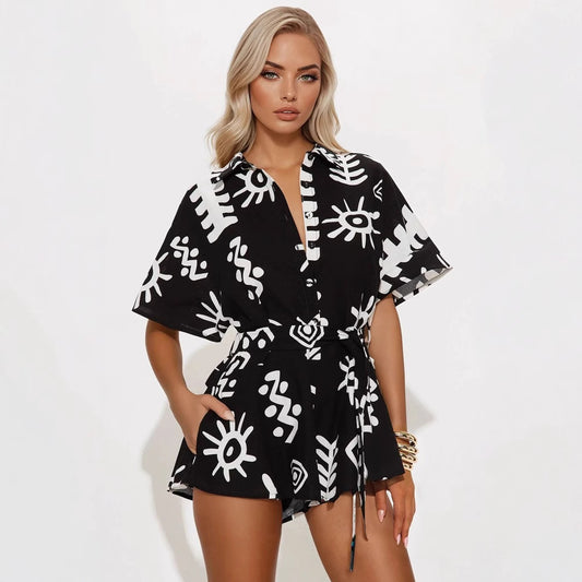 Dame kortærmet jumpsuit med unikt print og talje bælte Stilla