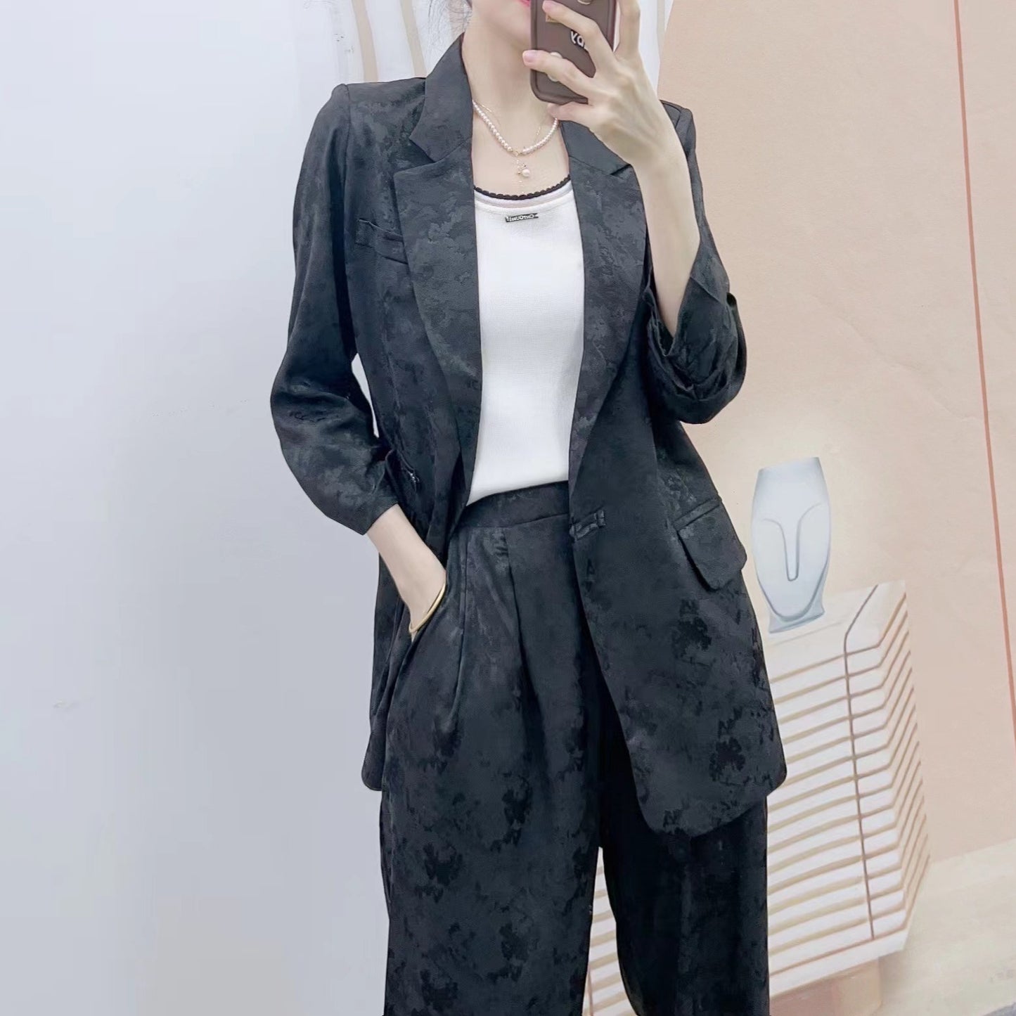 Dame Elegant Blazer-Bukser-Sæt i minimalistisk design med subtile blomsterdetaljer Stilla