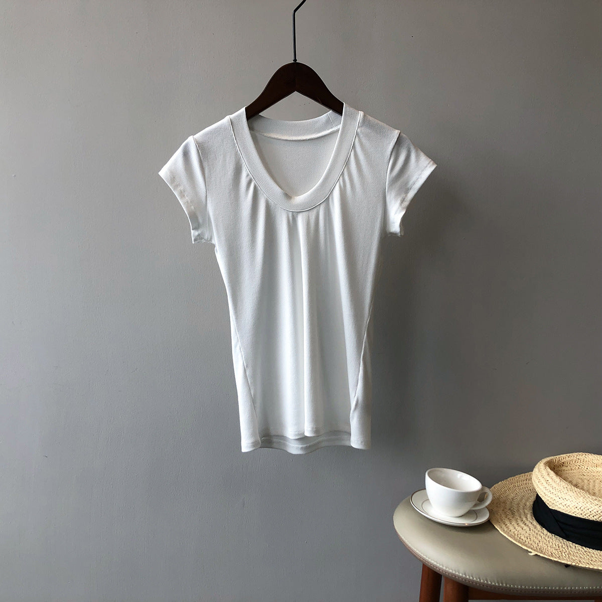 Dame kort bodyshirt i åndbart materiale med dyb rund halsudskæring Stilla