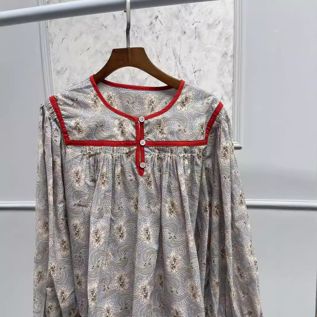 Dame afslappet bluse med blomsterprint og elegant knapliste Stilla