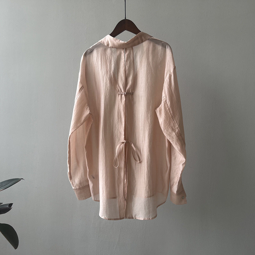 Dame afslappet bluse med dekorativt bindebånd og innovativ detalje på ryggen Stilla