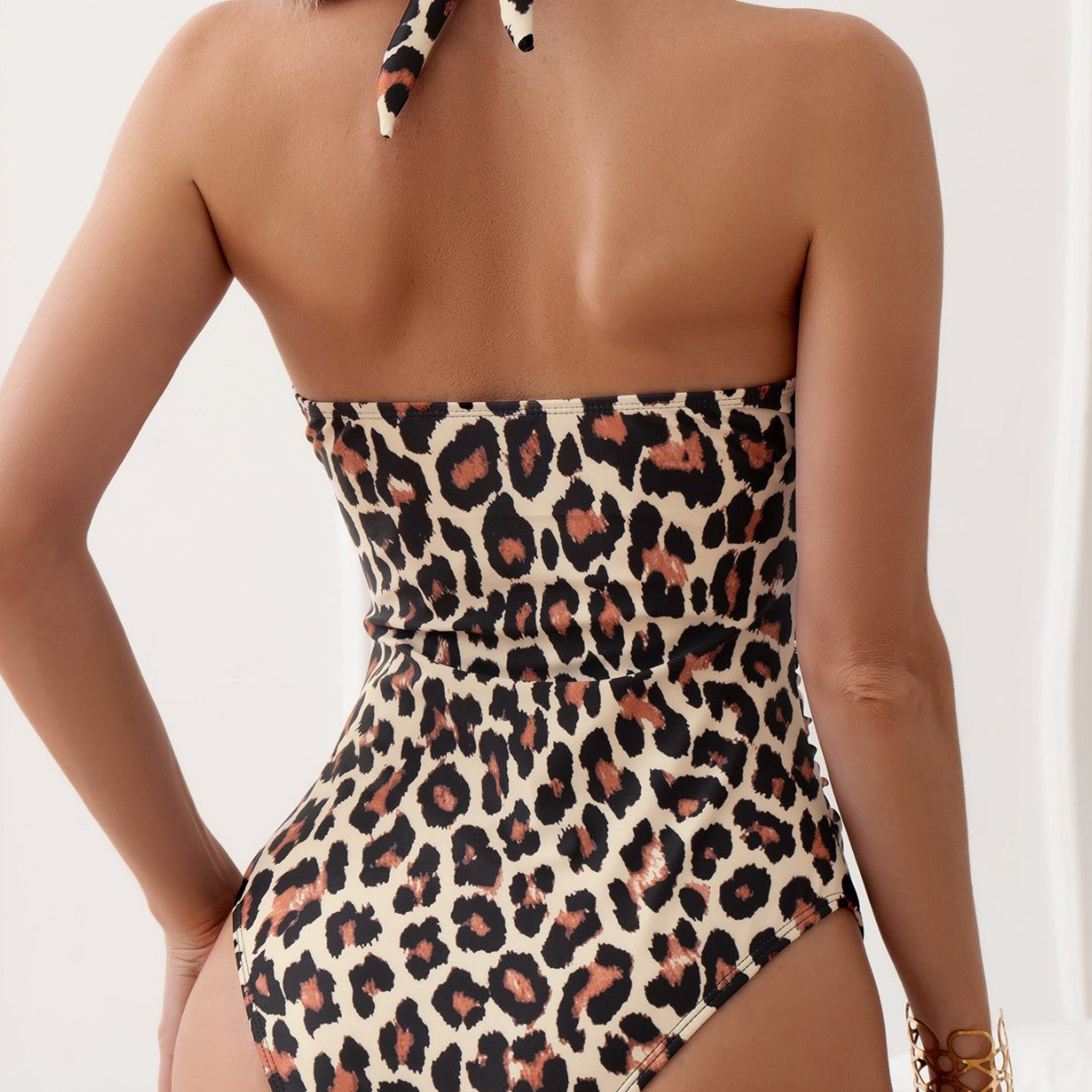 Dame Elegant Énterdeler Badedrakt med dyb V-hals og trendy leopardmønster Stilla