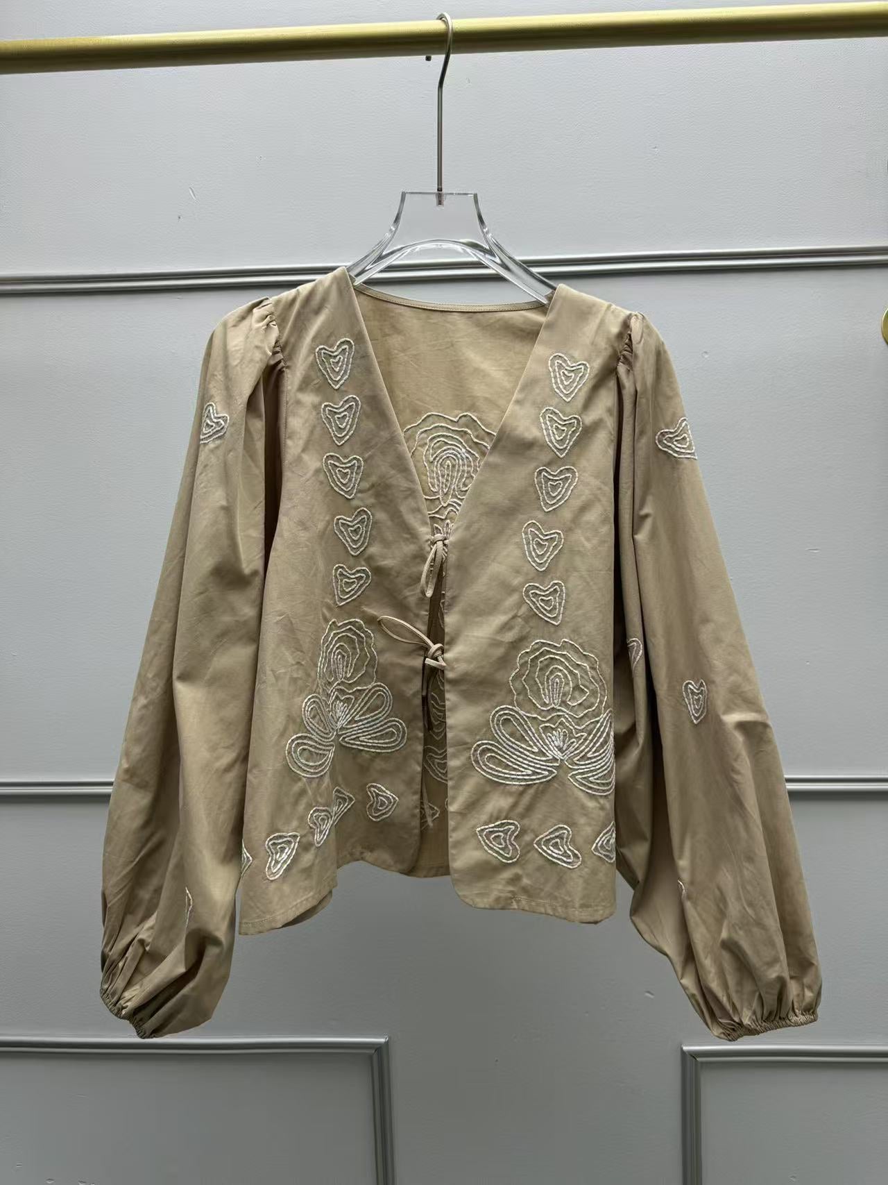 Dame elegant bryllupsbluse med kunstnerisk broderidesign og flæsedetaljer Stilla