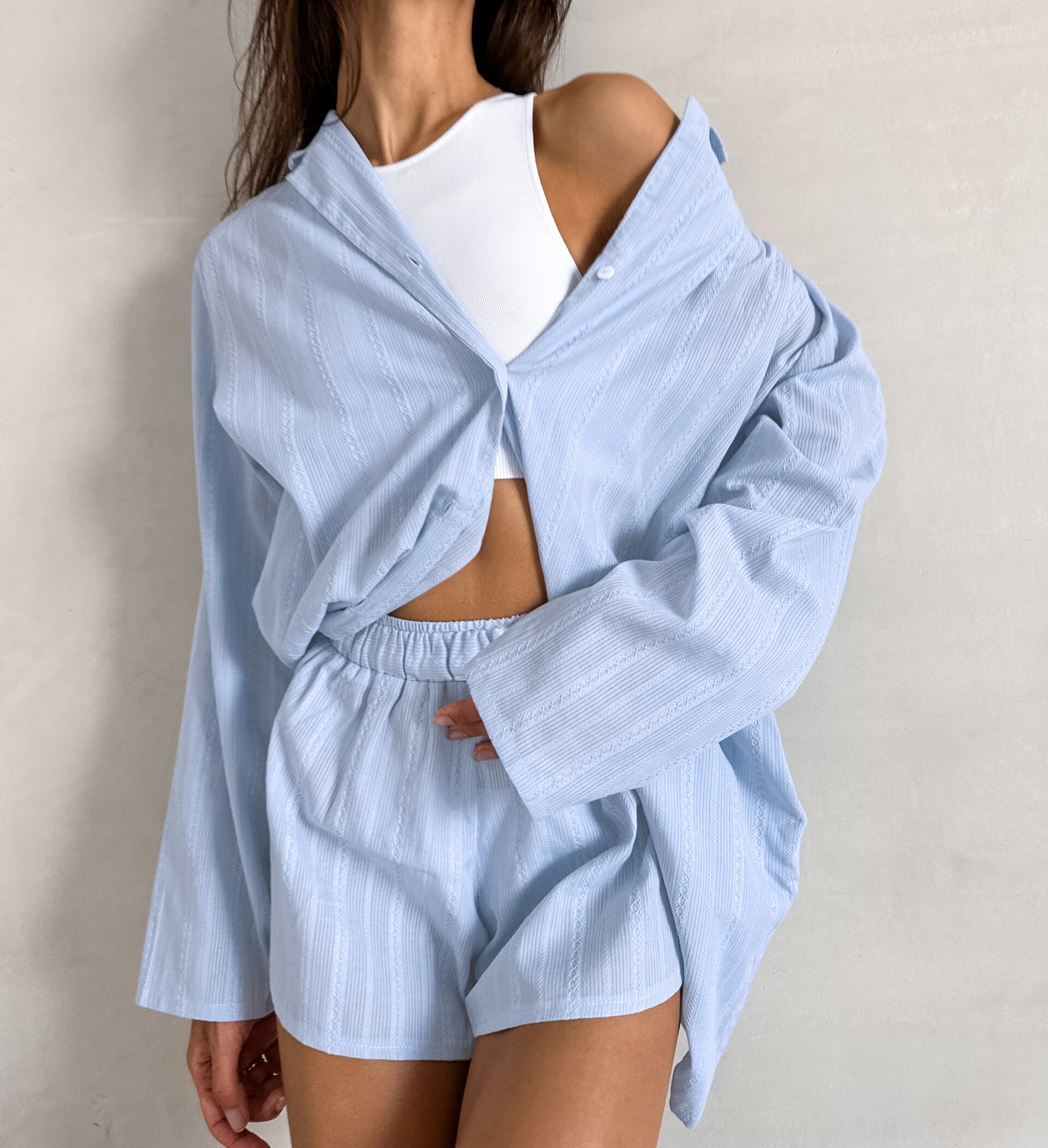 Dame afslappet overdel og shorts-sæt lavet af let stof med fint strukturmønster Stilla